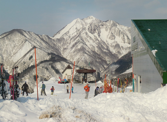 飯士山（1,111.5m）正面の山